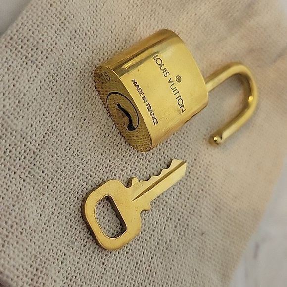 LV lock and key #318 great condition louis vuitton gold - Picture 3 of 4